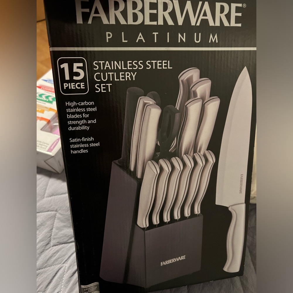 Brand new Farberware 15 piece knife set